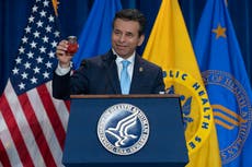 Panel de FDA debate fórmula de vacuna contra COVID al tiempo que surgen dudas sobre dosis de otoño