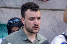 Activista detenido en EEUU sostiene a su hijo por primera vez pese a objeciones del gobierno