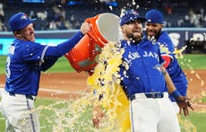 Lukes batea el hit de la victoria en 11ma y los Azulejos vencen 7-6 a Padres
