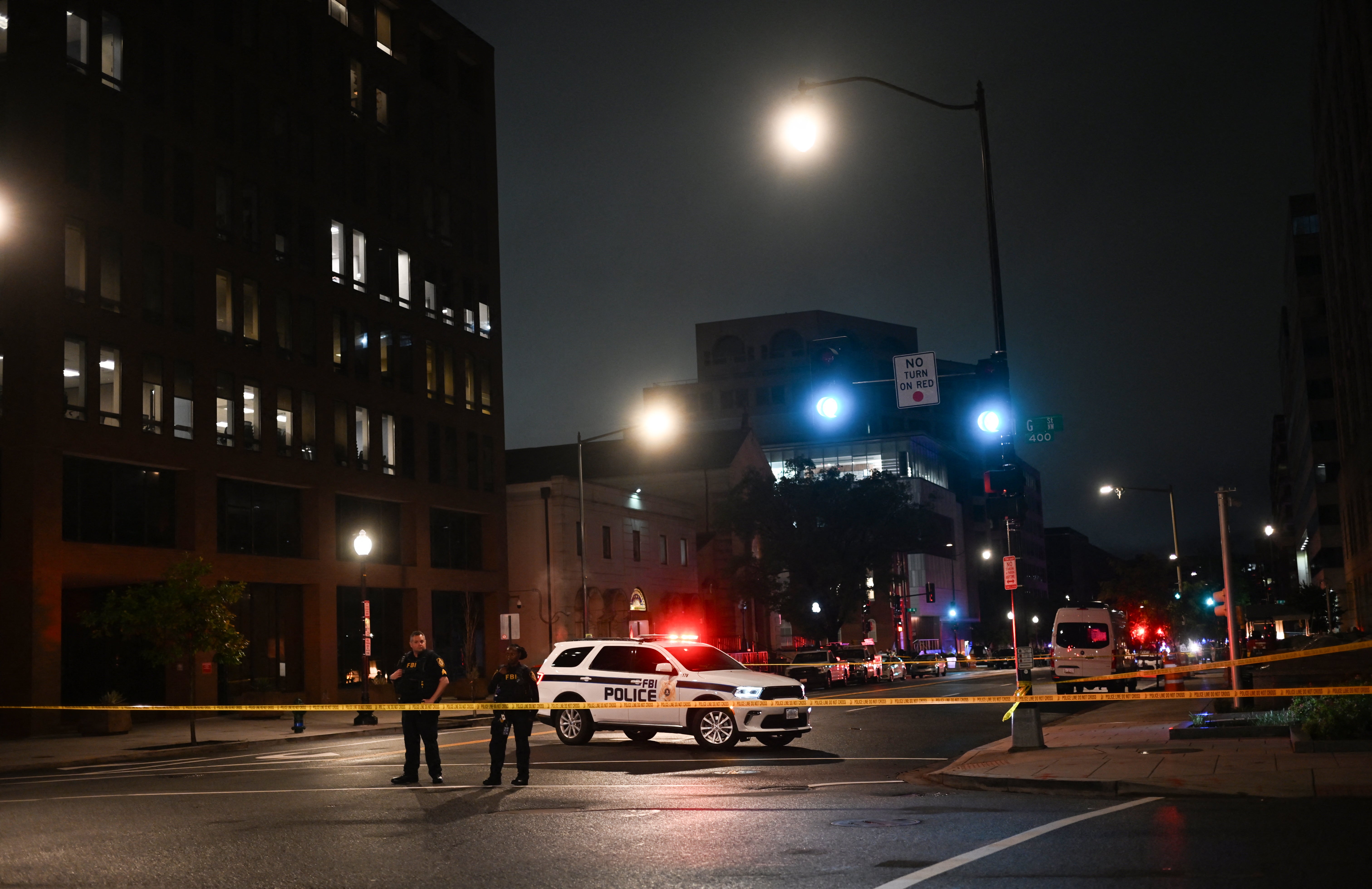 Agentes del FBI acordonaron la escena en el exterior del Capital Jewish Museum tras el tiroteo