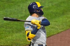 Yelich conecta 2 jonrones y Cerveceros vencen 8-5 a Piratas tras larga demora por lluvia