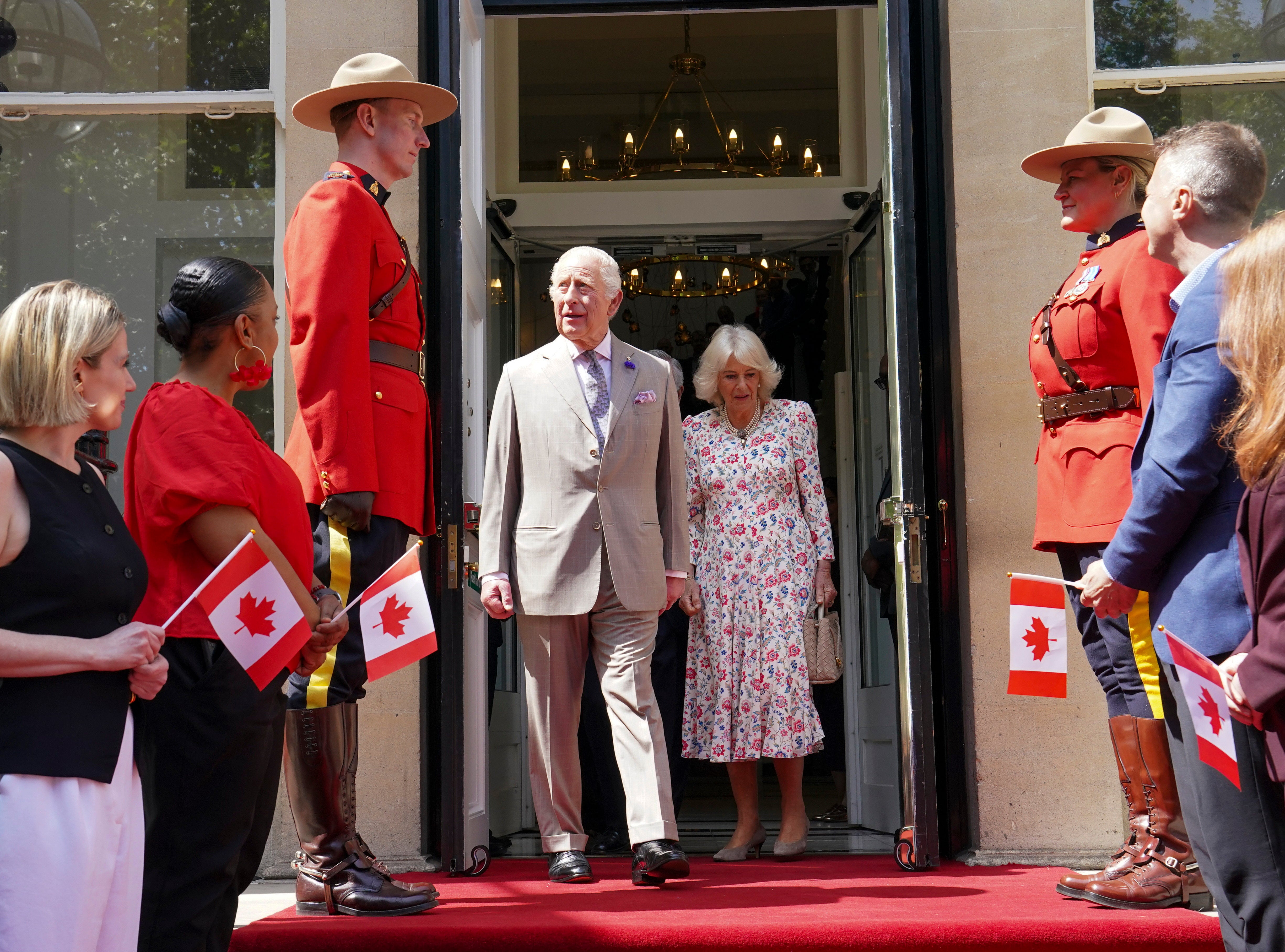 El rey Carlos de Inglaterra, en el centro a la izquierda, y la reina Camilla se marchan tras visitar la Casa de Canadá en Trafalgar Square, en Londres, el martes 20 de mayo de 2025, para conmemorar los 100 años desde su apertura en junio de 1925