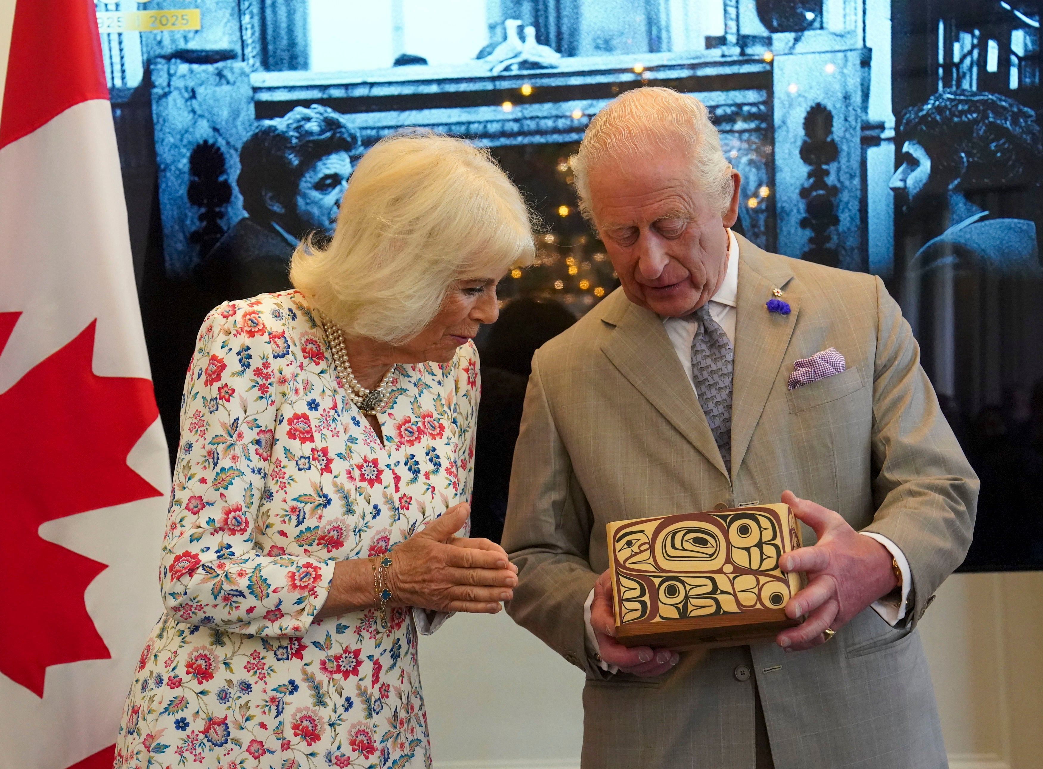 El rey Carlos de Inglaterra y la reina Camilla miran la Llave de la Casa de Canadá, sede diplomática de Canadá en el Reino Unido. La llave le fue entregada al rey por el alto comisionado del país norteamericano, Ralph Goodale, el martes 20 de mayo de 2025