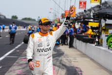 Pato O'Ward ordeña una vaca antes de las Indy 500, buscando romper su racha de mala suerte