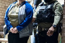 Gobierno de EEUU libera a personas a albergues a los que amenazó por ayudar a migrantes