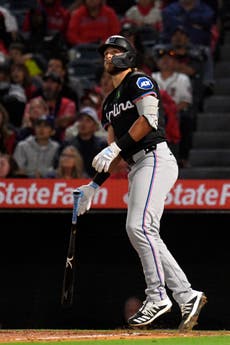 Jonrón de 3 carreras de Norby ayuda a Marlins a derrotar 6-2 a enrachados Angelinos