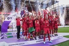 Jugadores del Liverpool levantan trofeo de Liga Premier frente a Klopp