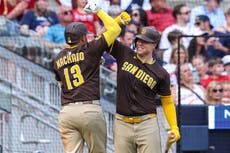 Cronenworth conecta jonrón decisivo y Padres vencen 5-3 a los Bravos