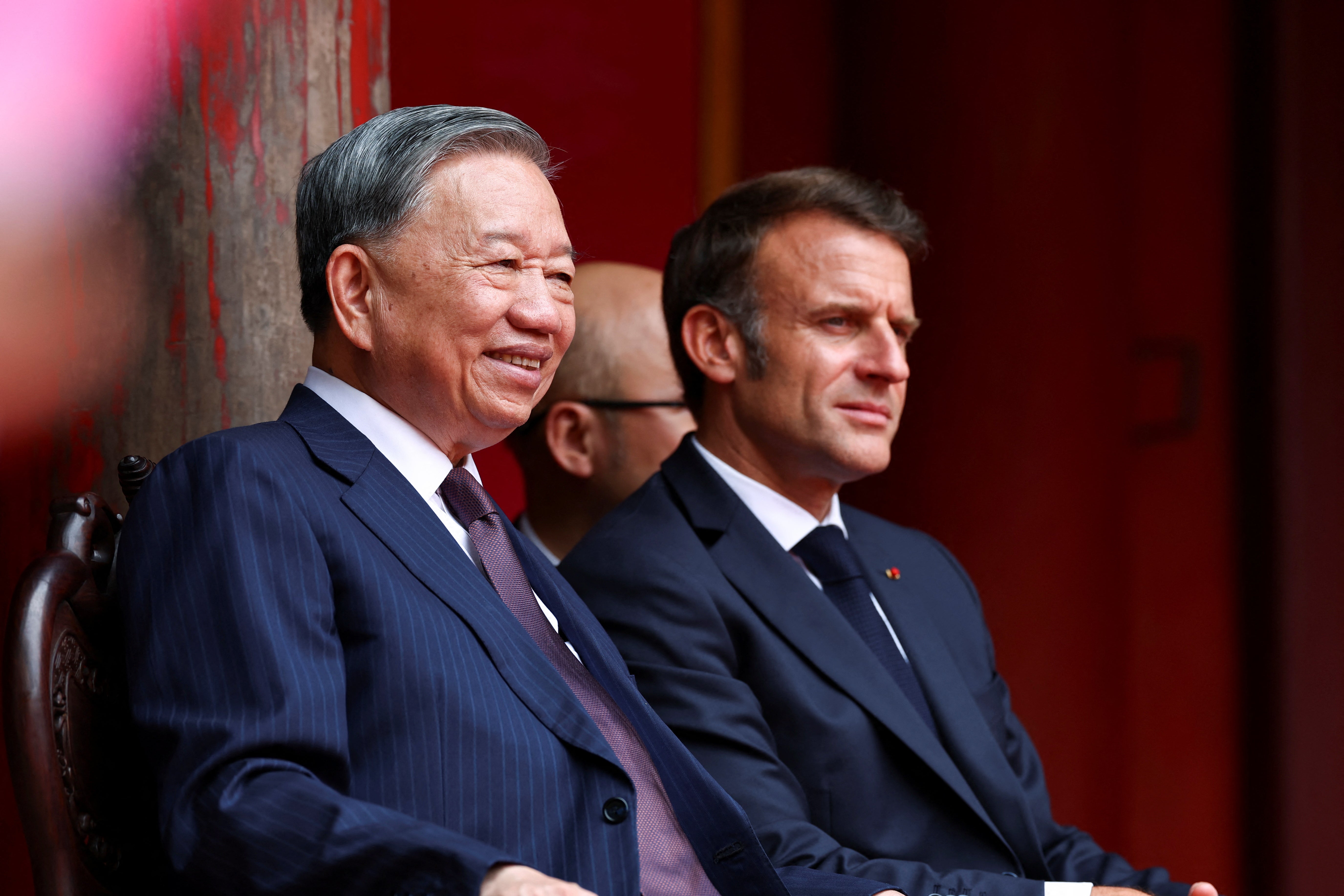Macron llegó a Vietnam para iniciar su gira por el Sudeste Asiático, donde participó en un almuerzo con el líder del Partido Comunista, To Lam, en el Van Mieu de Hanói.