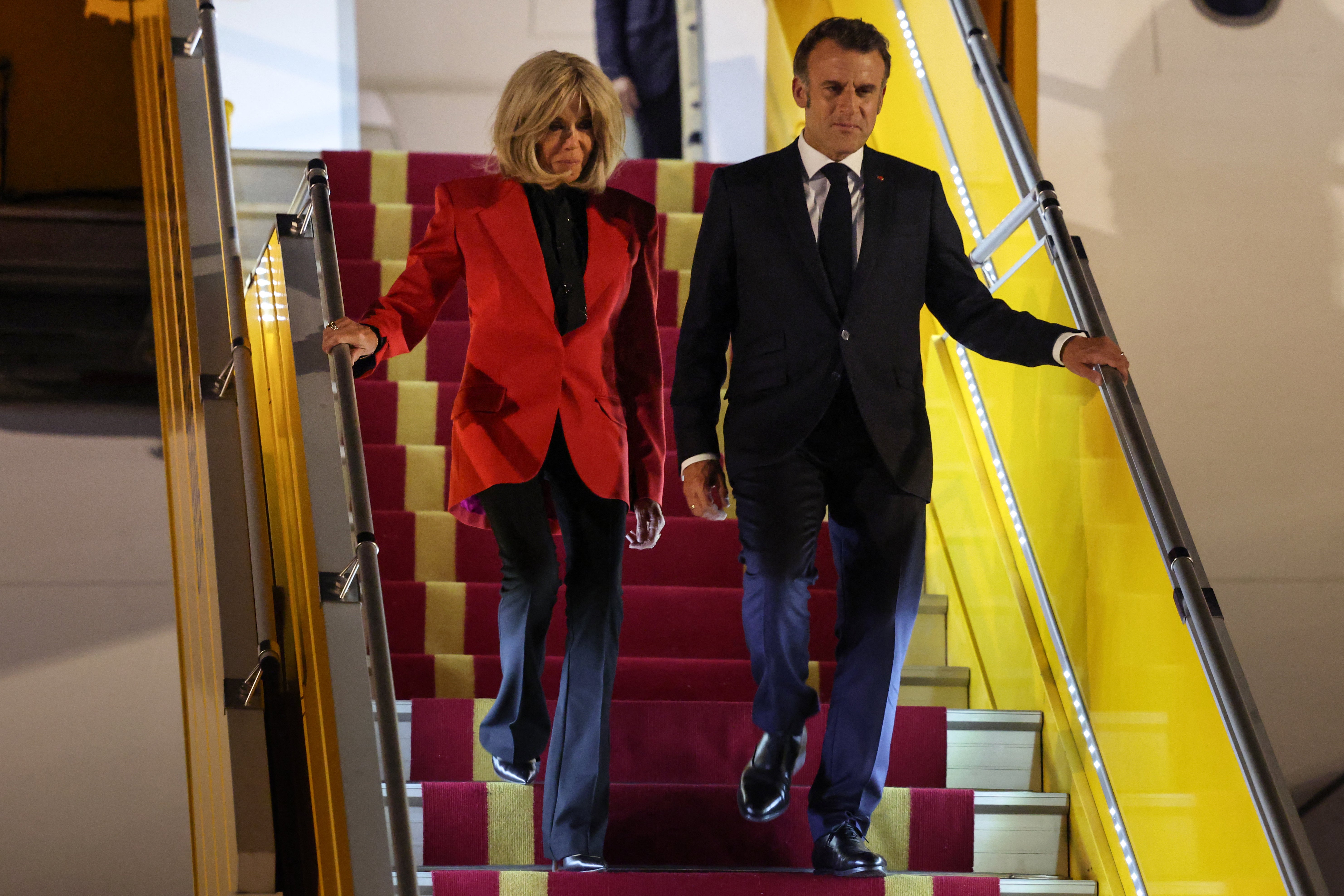 Al bajar del avión, Brigitte Macron evitó sujetar el brazo de Emmanuel La pareja se conoció en el colegio jesuita Lycée La Providence, en Amiens, donde Brigitte era profesora de teatro y Emmanuel tenía solo 15 años.