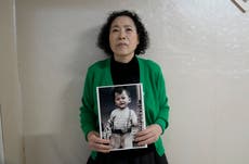 Una madre surcoreana demanda al gobierno y a una agencia por la adopción de su hijo desaparecido