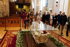 Miles de fieles acuden a ver los restos de una santa española que murió en 1582
