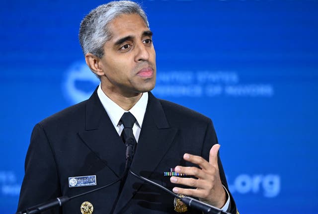 <p>El ex cirujano general de EE. UU., Vivek Murthy, advierte de las consecuencias potencialmente mortales de la soledad. Entre los efectos en la salud figuran un mayor riesgo de cardiopatías y accidentes cerebrovasculares</p>