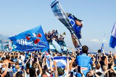 Nápoles celebra título de la Serie A con desfile en autobús frente al mar