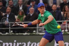 Jannik Sinner vence a Arthur Rinderknech en Roland Garros. Su 15a victoria seguida en Grand Slam