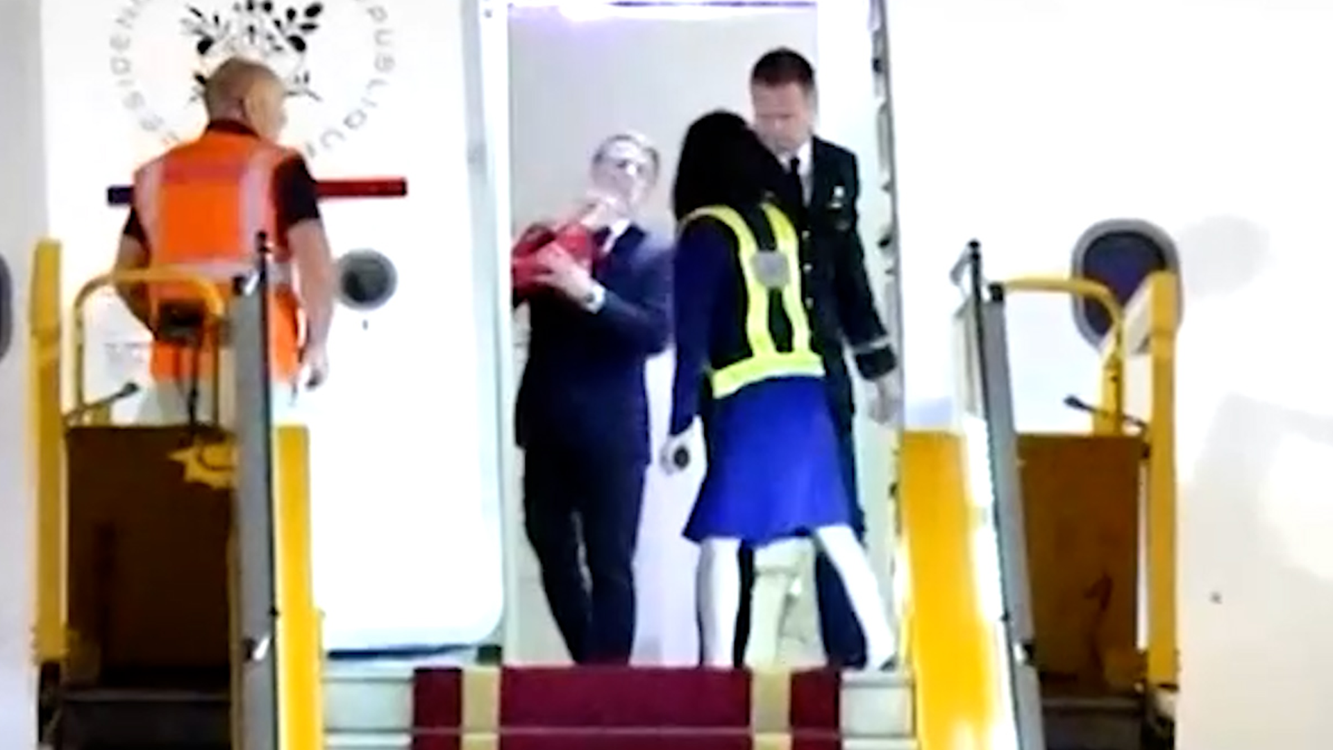 Desde el entorno de Macron le restaron importancia al gesto de su esposa, que pareció abofetearlo al llegar a Vietnam, al inicio de su gira por el sudeste asiático