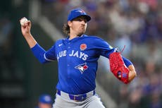 Gausman lanza ocho entradas y Varsho conecta jonrón en victoria 2-1 de Azulejos sobre Rangers