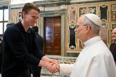 El papa León siembra dudas sobre su club de fútbol favorito al recibir al campeón italiano Napoli
