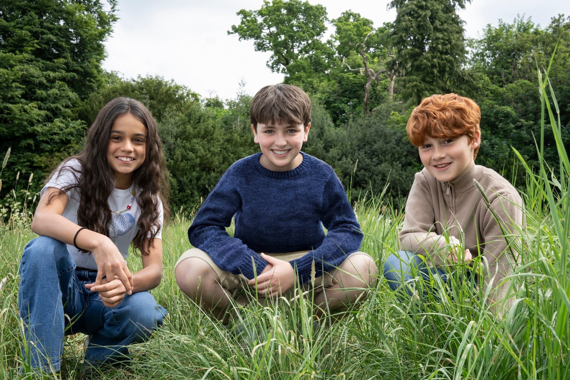 Dominic McLaughlin (al centro) interpreta a Harry Potter, Arabella Stanton a Hermione Granger y Alastair Stout a Ron Weasley en la nueva serie de HBO