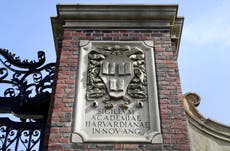 Gobierno de Trump busca recortar $100 millones en contratos federales con Harvard