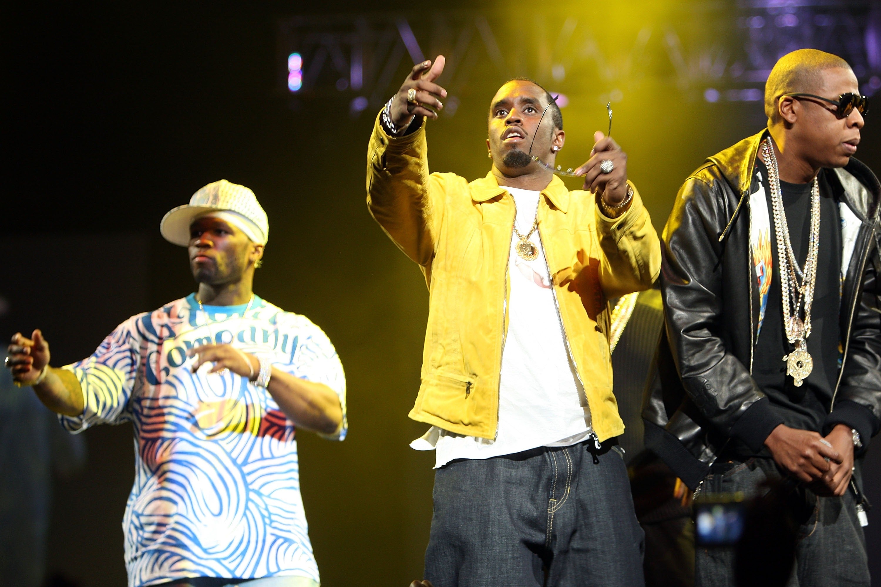 50 Cent (izquierda) lleva años criticando públicamente a Diddy (centro) y hoy impulsa un documental de Netflix sobre las denuncias que enfrenta el productor