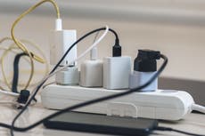 ¿Es seguro dejar los cargadores conectados todo el tiempo? Esto dice un experto