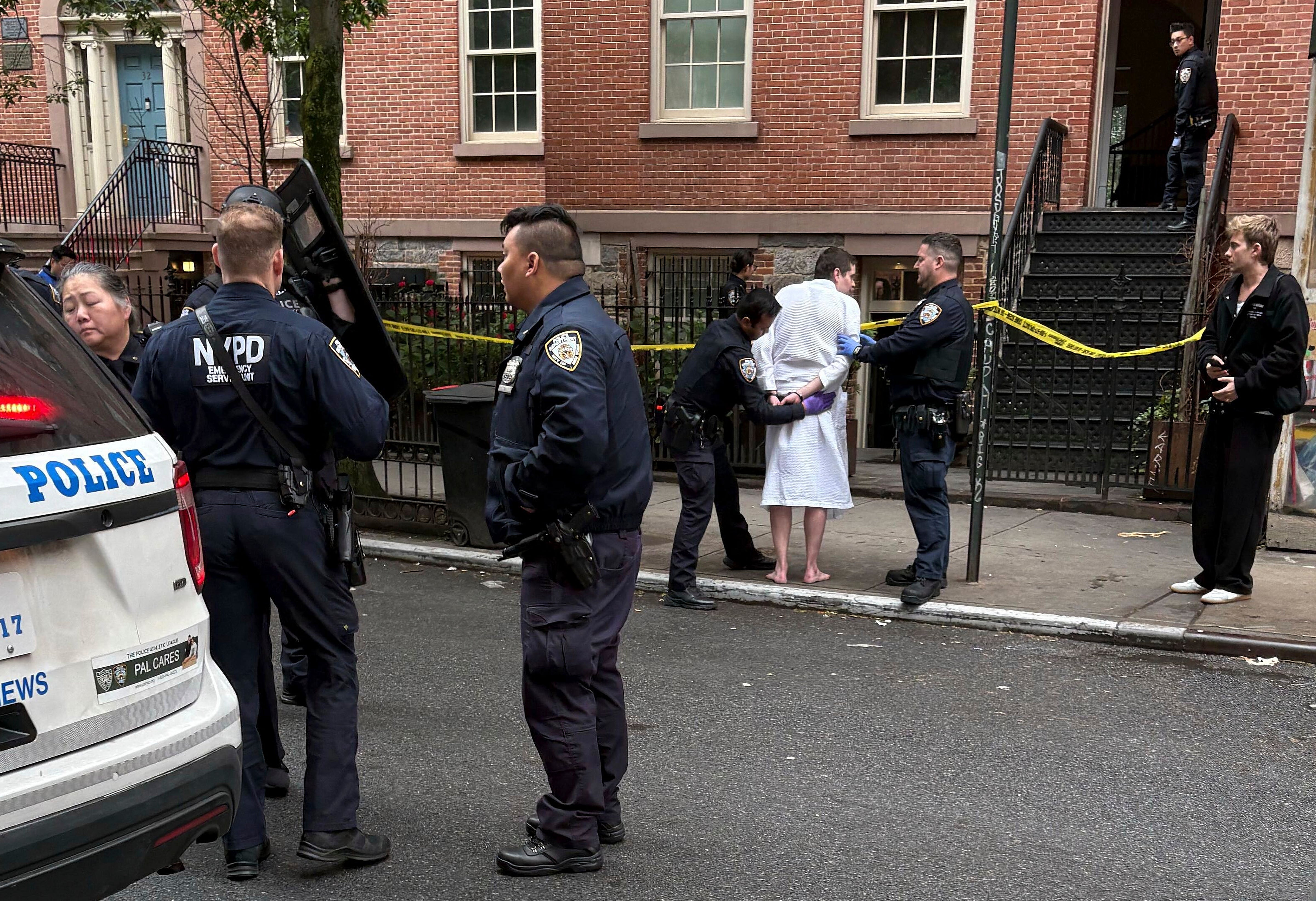 El viernes 23 de mayo de 2025, en Nueva York, agentes de policía detienen a John Woeltz, acusado de secuestrar, agredir y retener contra su voluntad a un hombre durante varias semanas en una lujosa casa adosada de Manhattan