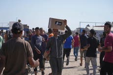 Disparos israelíes mientras multitudes de palestinos intentan conseguir comida en Gaza