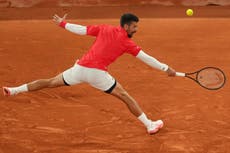 Roland Garros: Novak Djokovic se molesta más por el clima que por su rival en debut triunfal