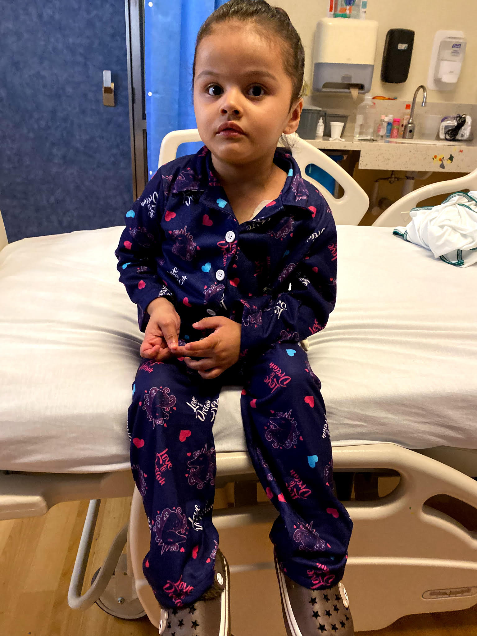 La pequeña Sofía ha pasado gran parte de su corta vida en el hospital recibiendo tratamiento. Finalmente fue dada de alta en septiembre de 2024, pero requiere cuidados diarios y medicación
