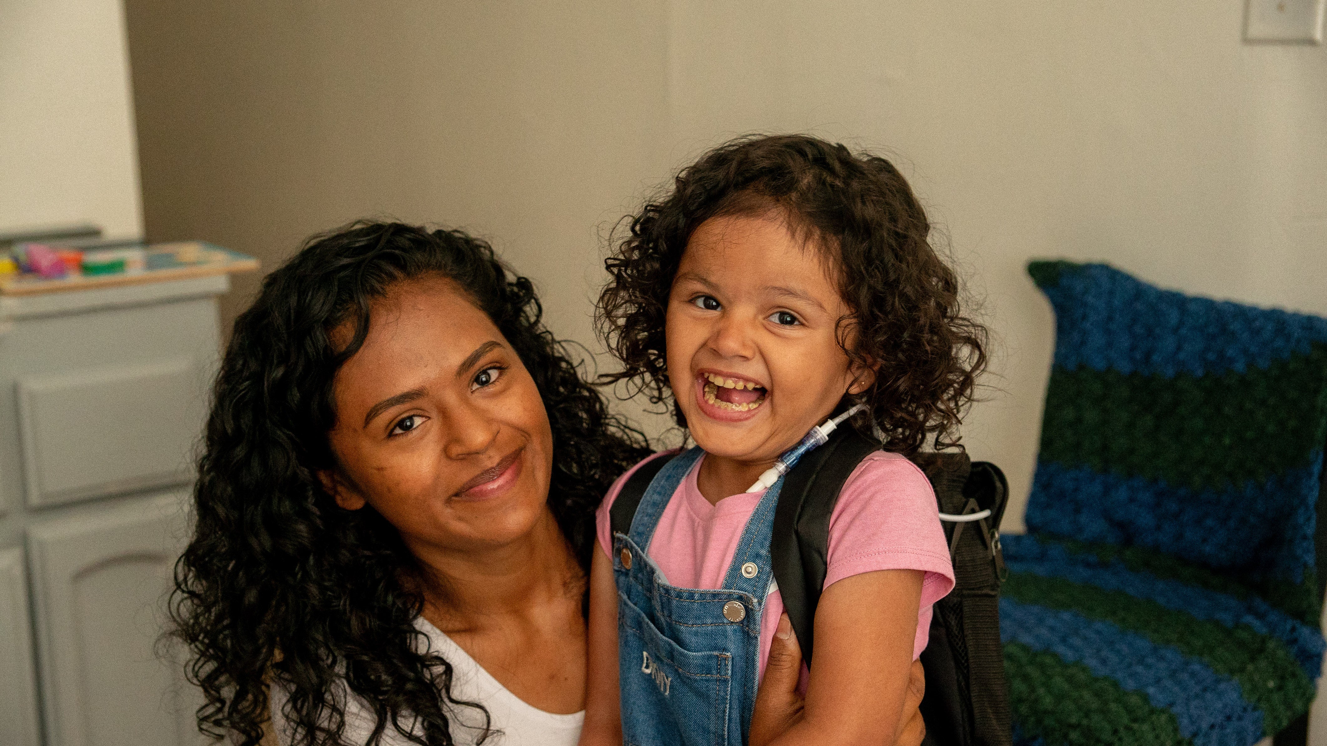 Sofía, la hija de 4 años de Deysi Vargas, requiere tratamiento médico constante por su enfermedad y obtuvo un permiso humanitario temporal para entrar en EE. UU. en 2023