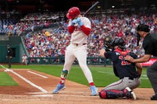Bryce Harper abandona el juego tras ser golpeado por una recta a 95,3 mph