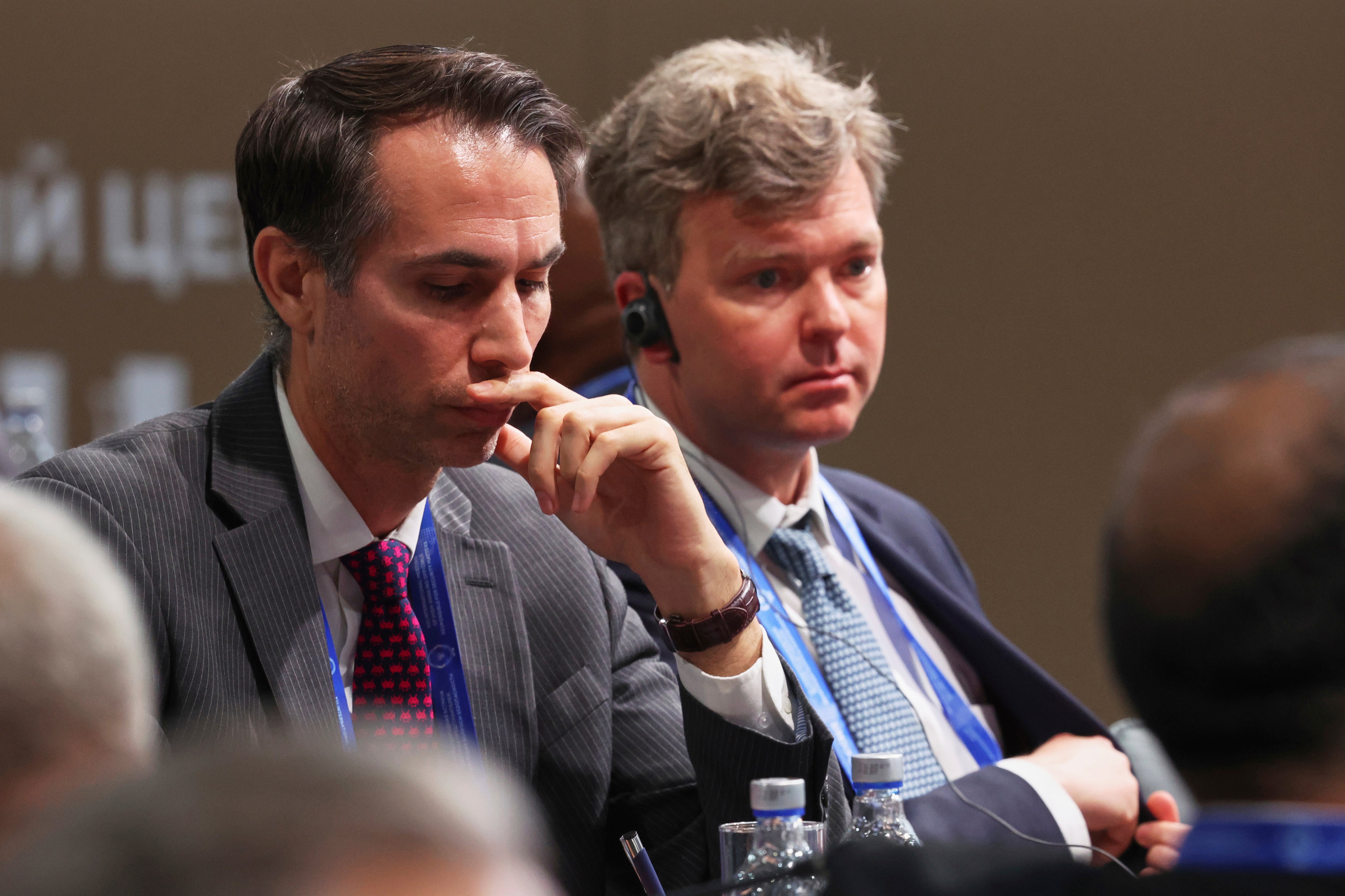 El segundo secretario de la misión diplomática de Estados Unidos, Jeremy Ventuso (izquierda), y el jefe interino de la Sección Política y Económica de la embajada, Eric Jordan, participaron en la Reunión Internacional de Altos Representantes para Asuntos de Seguridad, celebrada en Moscú, Rusia