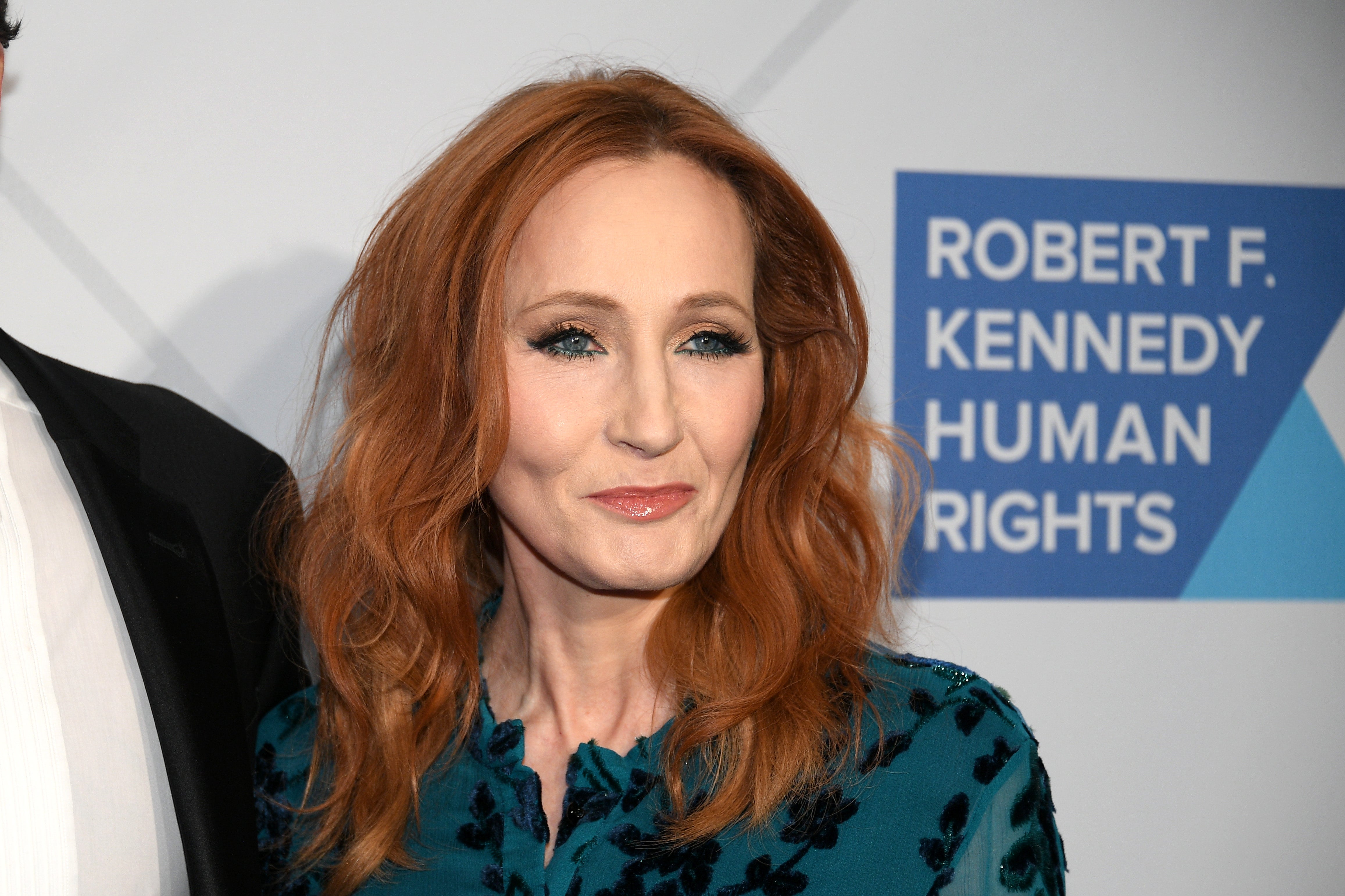 La presencia de Rowling en la serie ha provocado críticas entre seguidores de la franquicia, debido a sus posturas públicas contra los derechos de las personas trans.