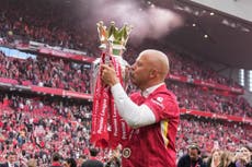 Slot se retira de la ceremonia de premios tras tragedia en desfile de Liverpool