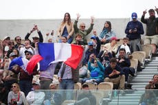 Oponentes de franceses en Roland Garros enfrentan insultos, abucheos y hasta chicle