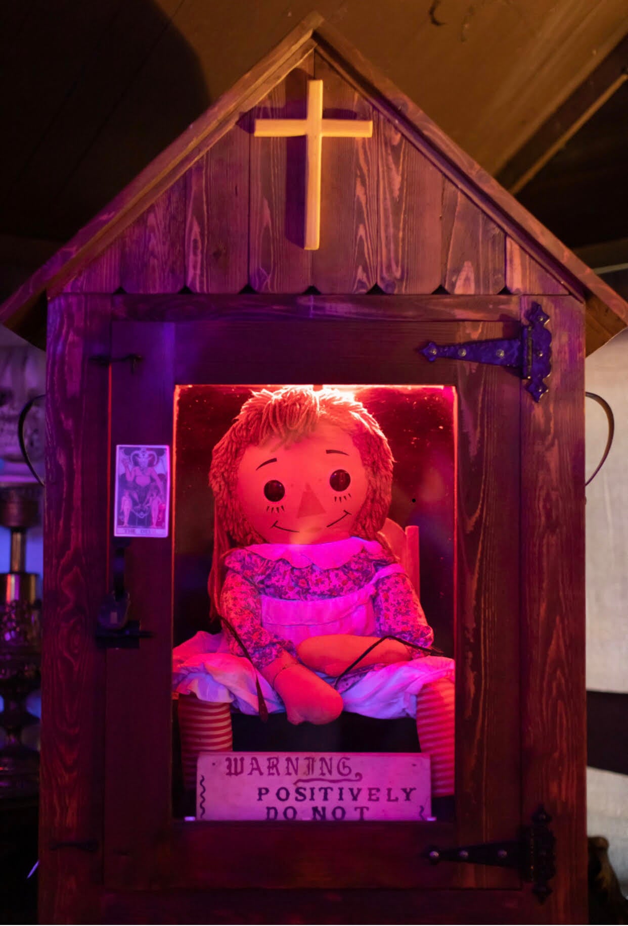 Annabelle está guardada en una caja especialmente construida en el Museo del Ocultismo de los Warren