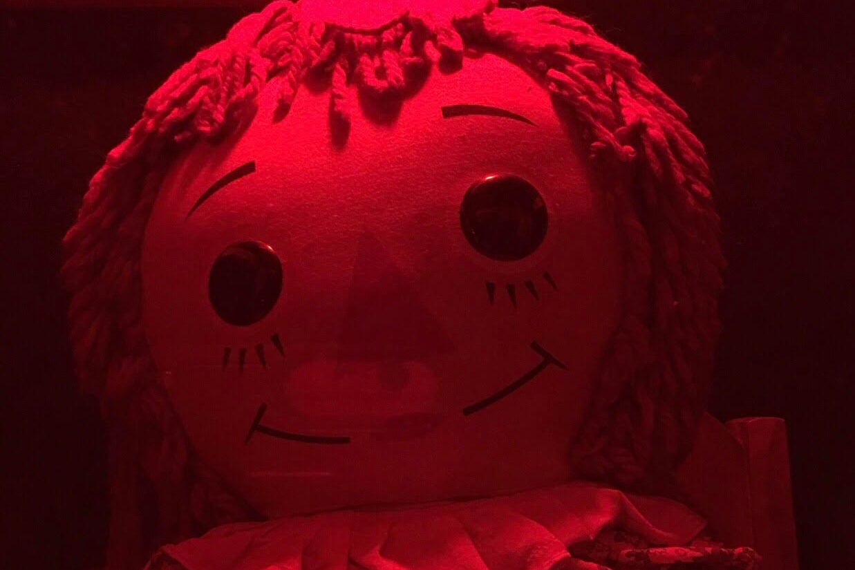 La muñeca Annabelle en el Museo del Ocultismo de los Warren en Monroe, Connecticut