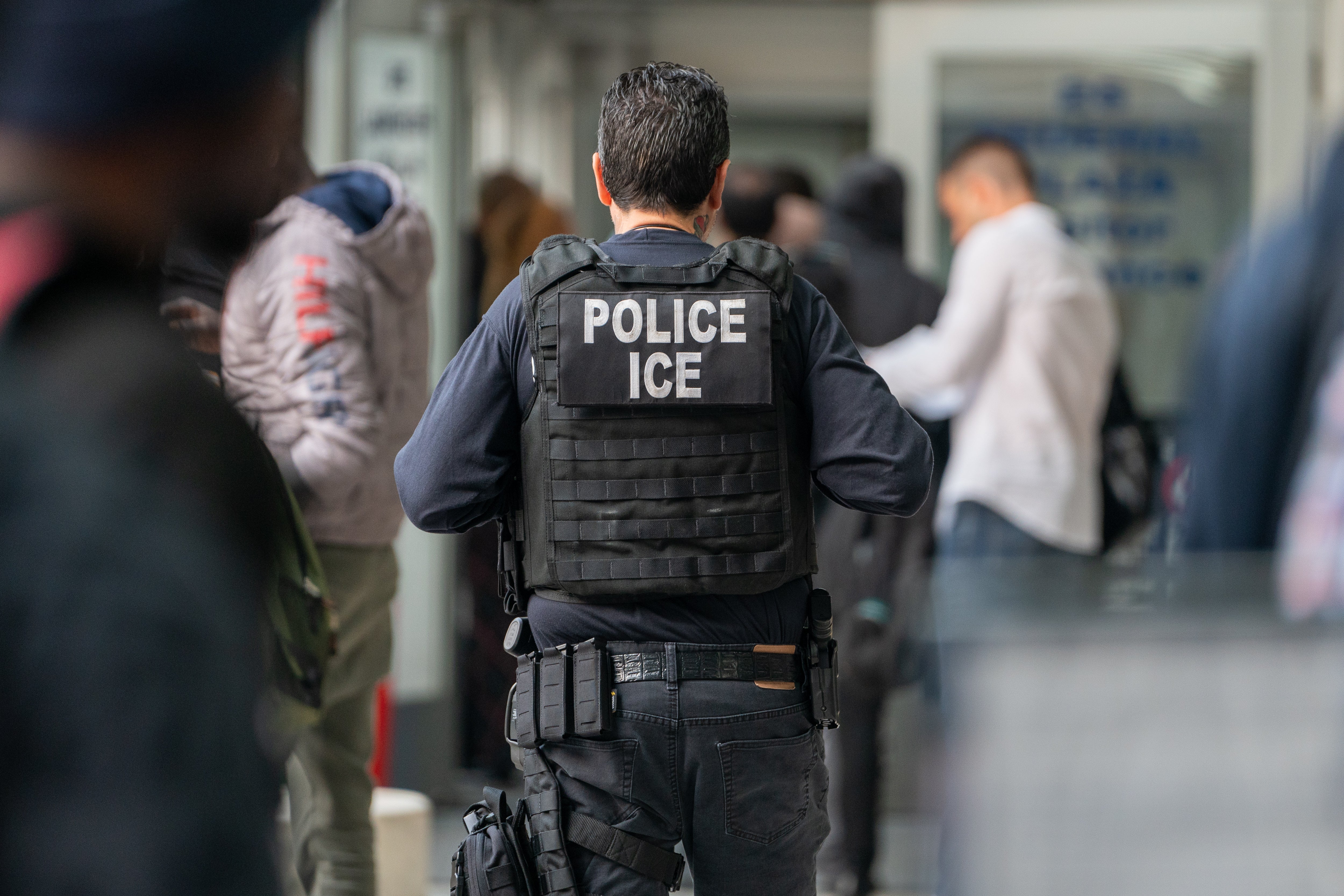 El jefe adjunto de gabinete de la Casa Blanca, Stephen Miller, y la secretaria de Seguridad Nacional, Kristi Noem, habrían instado a los funcionarios de inmigración a alcanzar las 3000 detenciones diarias