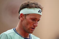 Ruud sufre por una dolorosa rodilla y Alcaraz avanza en Roland Garros