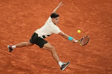 Alcaraz canta a los fans del Roland Garros tras ganar en segunda ronda.