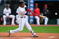 Ángel Martínez conecta jonrón de 3 carreras en el 8vo y Guardianes vencen 7-4 a Dodgers