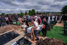 Funeral de tres hermanos muertos en ataque ruso destaca el creciente costo para familias ucranianas