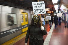 Inspirados en el drama “El Eternauta", científicos argentinos protestan contra el ajuste de Milei