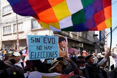 Seguidores de Evo Morales y la policía chocan en protesta por la inhabilitación de su candidatura