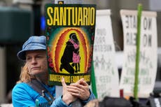 Defensores de inmigrantes protestan contra arrestos efectuados por el ICE en cortes de San Francisco