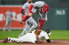 Jonrón de dos carreras de Donovan y cuatro hits de Winn llevan a Cardenales a vencer 6-4 a Orioles