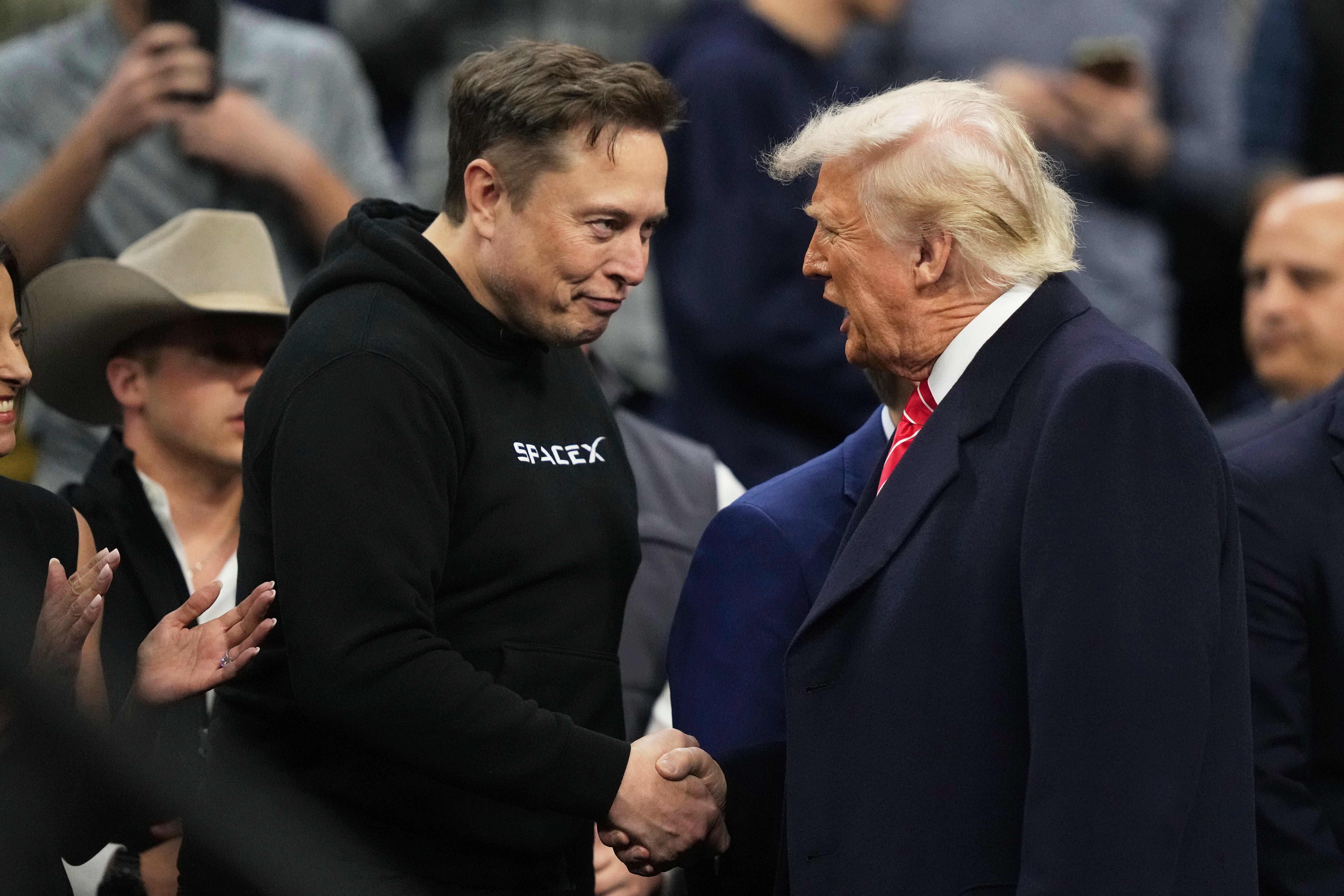 Elon Musk arremete contra Trump y dice estar “decepcionado”