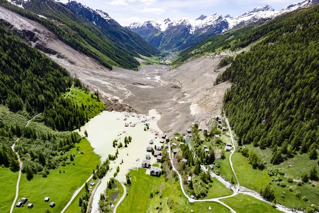 <p>Vista aérea del pueblo de Blatten arrasado tras una impresionante avalancha provocada por el colapso del glaciar Birch en Suiza, el 29 de mayo de 2025</p>
