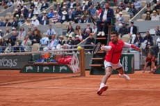 Novak Djokovic cambia su raqueta por una bicicleta y da un paseo nocturno por París